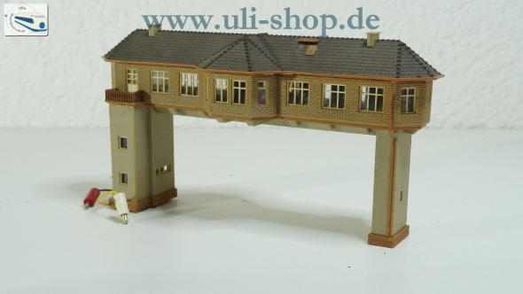 N Modellhaus (Nr. 0281) Brückenstellwerk bespielt